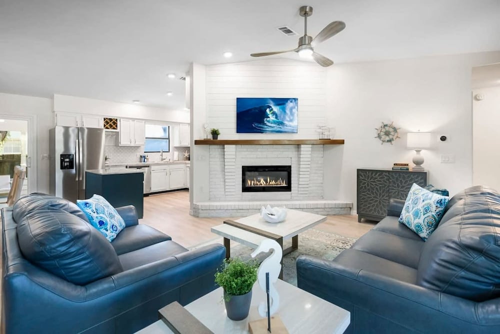 Walk to Beach BBQ Screened Patio Beach Gear
