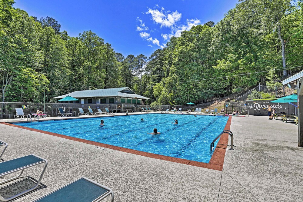 Pet-friendly Resort Cabin 5 Mi to Dtwn Ellijay!