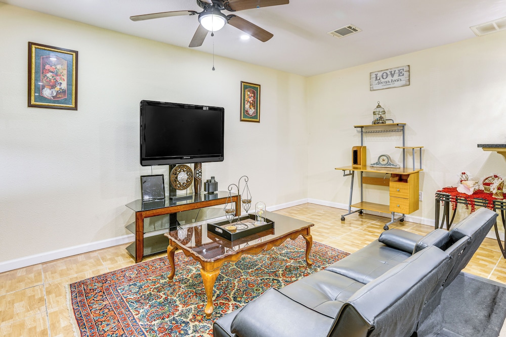 7 Mi to Dtwn Houston: Family Home w/ Patio & Yard