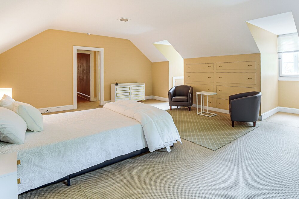 16 Mi to Baltimore: Spacious Home in Owings Mills!