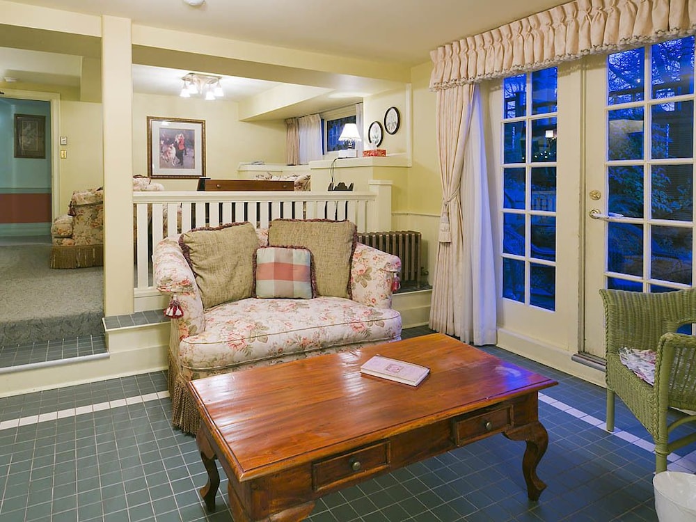 Beaconsfield Inn - Image 4