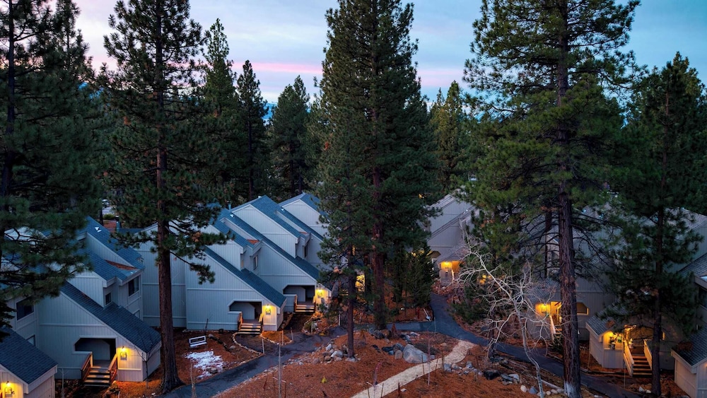 Crystal Pines Cozy Lake Tahoe Escape With Fully Equipped Kitchen and Balcony Views