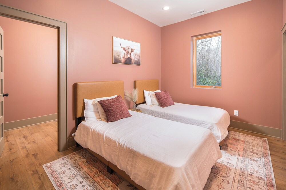 2 Mi to Beech Mtn Resort! 8,000-sq-ft Luxe Escape