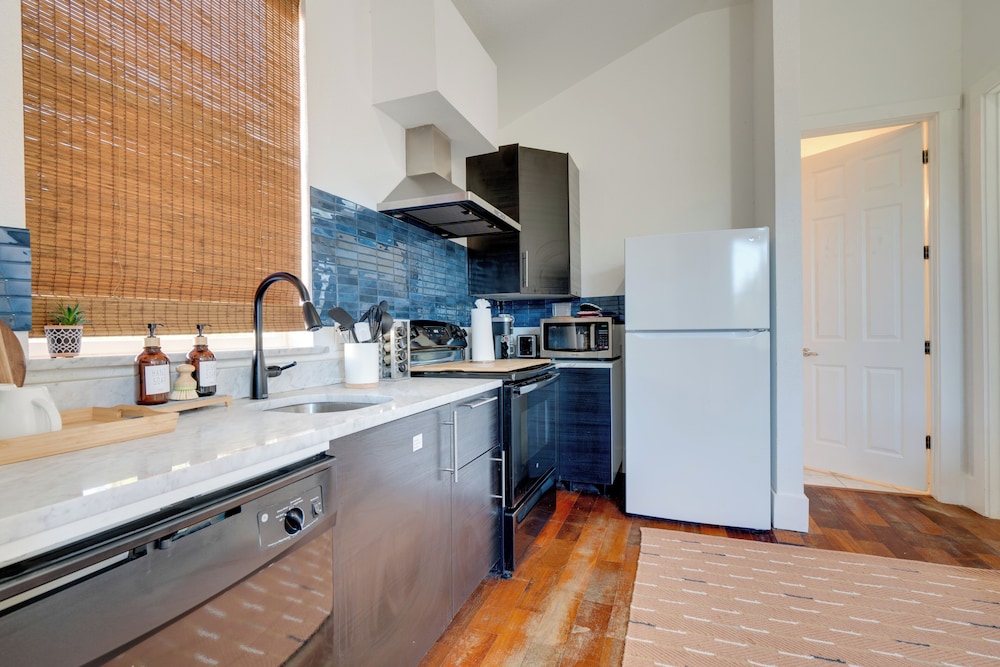 Stylish Apt Near Lake Travis w/ Entertainment
