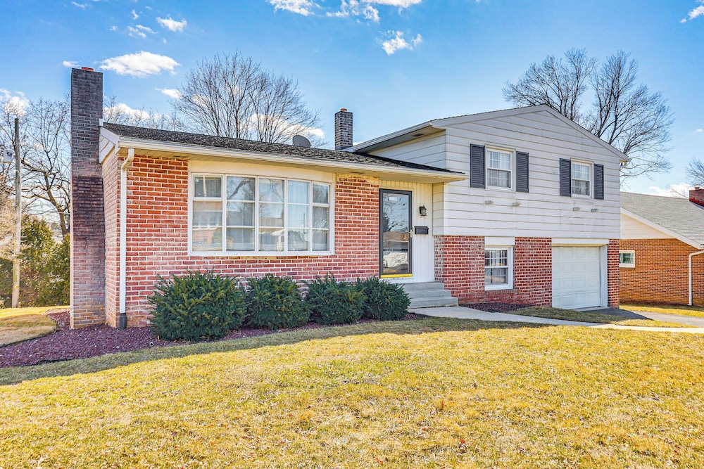 3 Mi to Berkshire Mall: Suburban Stay w/ Yard!