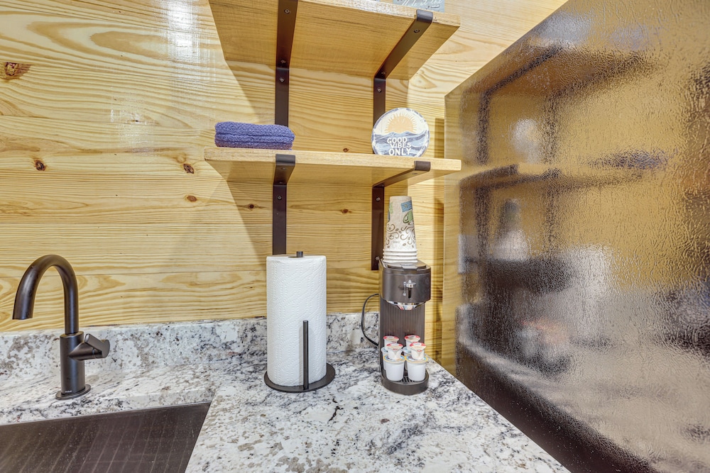 3 Mi to Water: Logan Martin Lake Cabin Getaway