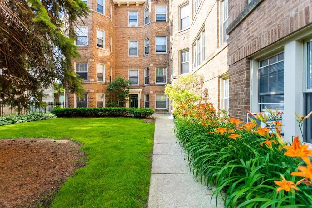 Aesthetic Vibrant 2BR Apt Lincoln Square view 5