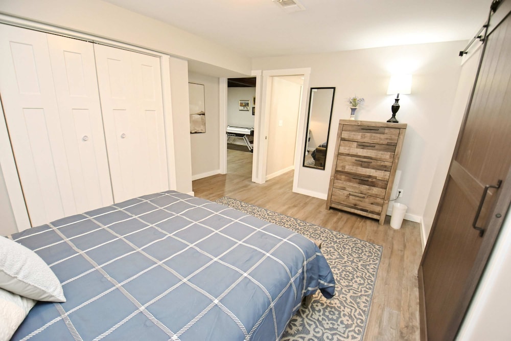 Modern 5 Bedroom Home Sleeps up to 12 15 min Walk to ND 2329