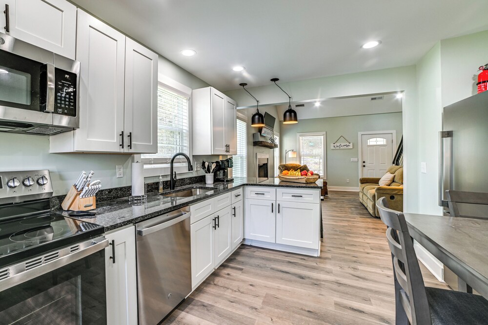 4 Mi to Lake Barkley: Pet-friendly Home w/ Hot Tub