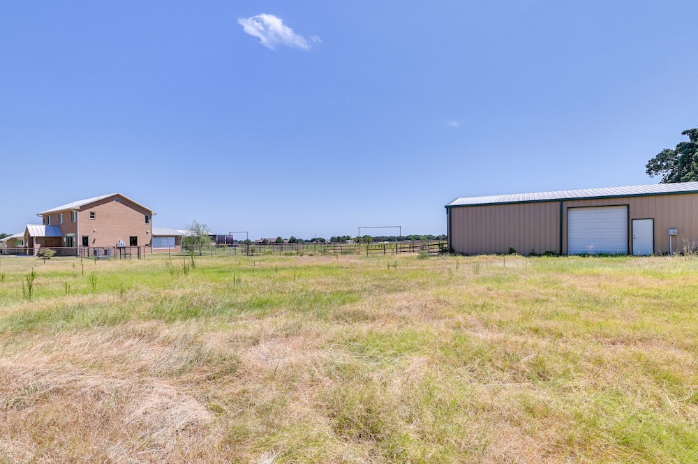26-acre Pilot Point Ranch Home w/ Pool & Mini Golf view 4