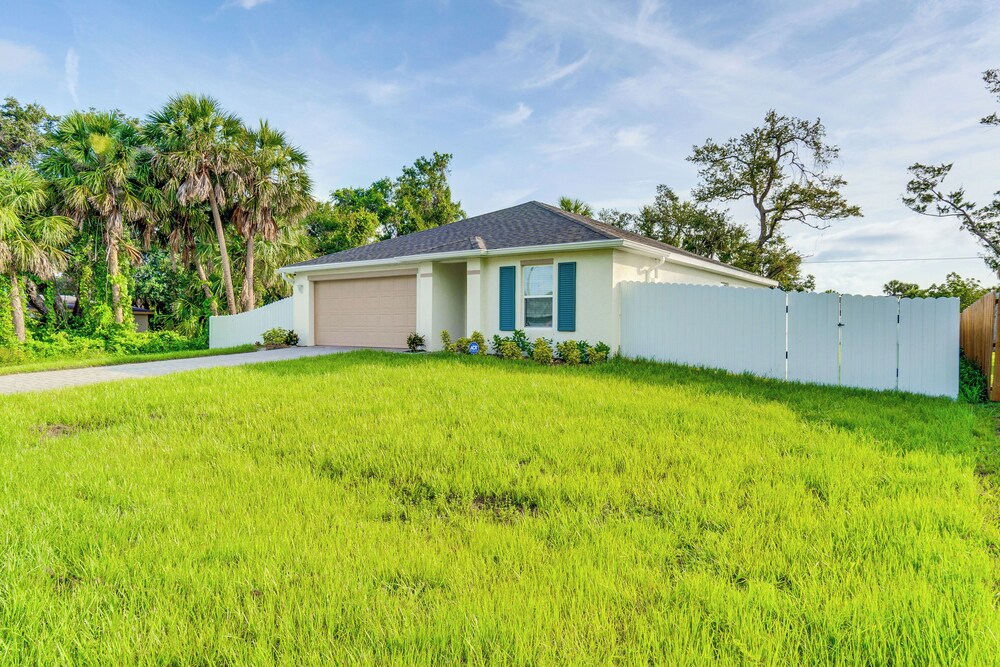 3 Mi to Port Charlotte Beach Park: Home w/ Patio!