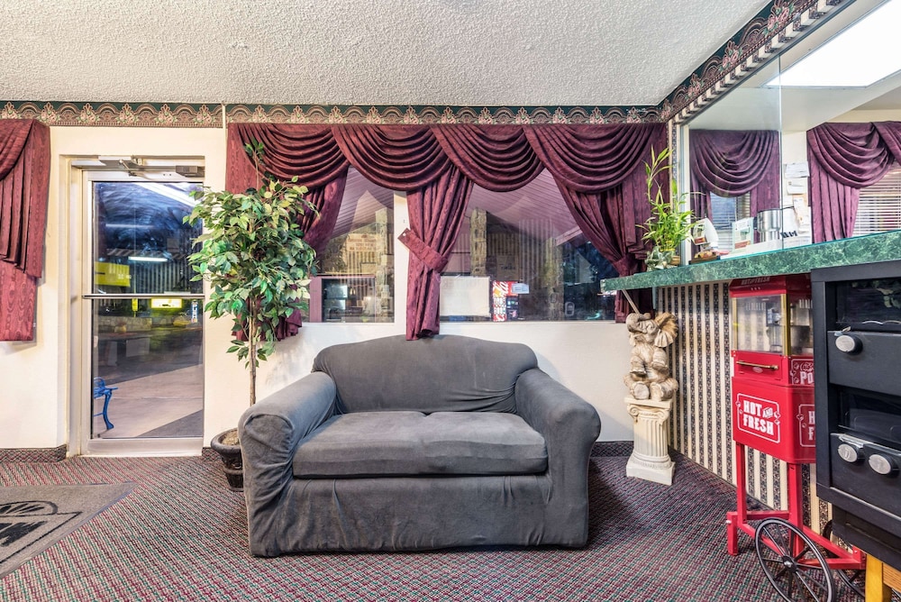 Super 8 by Wyndham Eastland view 2