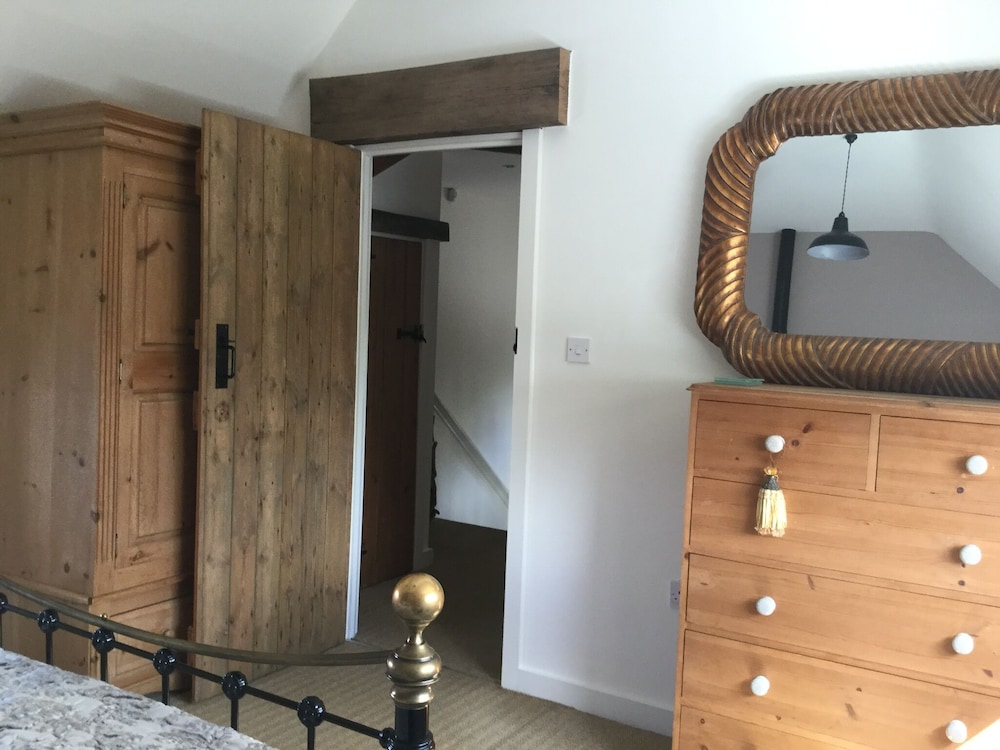 Impeccable Cottage Suitable for 2 Adults & 1 Child view 2