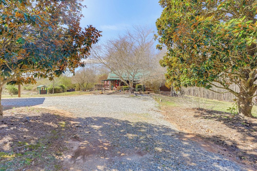 Large Deck: Luxe 6-acre Retreat in Dahlonega!
