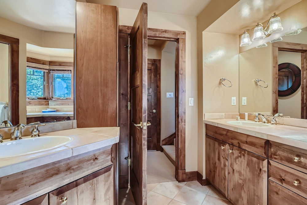 Marksberry Lodge 4 Bedroom Home by RedAwning