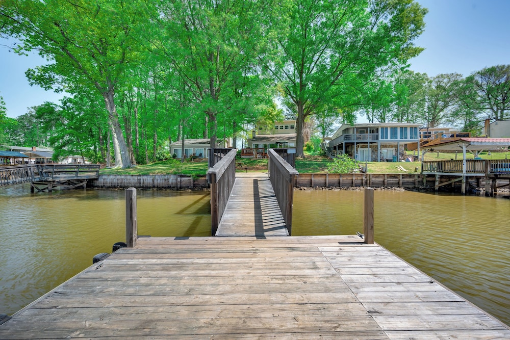 14 Mi to Childress Vineyards: Scenic Fall Retreat