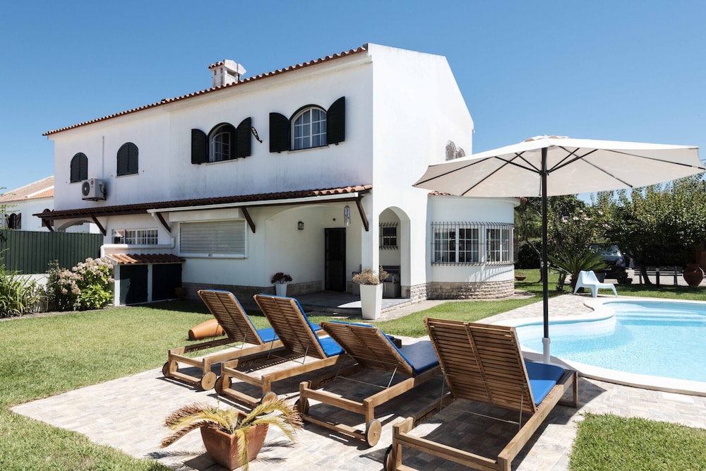 Hotel Sesimbra Stylish Villa by Homing - Image 1