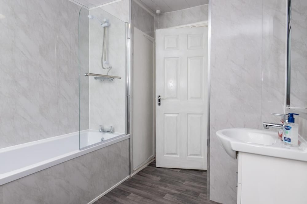 4-bedroom- Stoke-on-trent Sleeps 8- pet Friendly