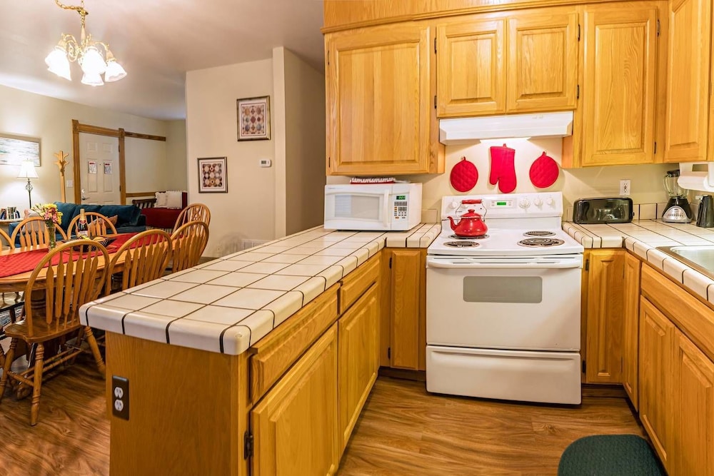Ashland Vacations - Oak Sherwin House Near OSF - Property Image 7