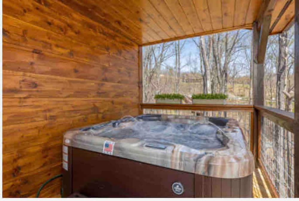 Lux Cabin Smoky Mtn View Dog Friendly Hot Tub