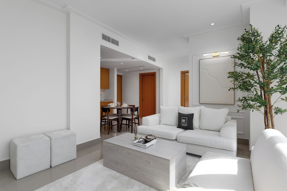 Maison Privee - City Heights Retreat w/ Panoramic Skyline Views