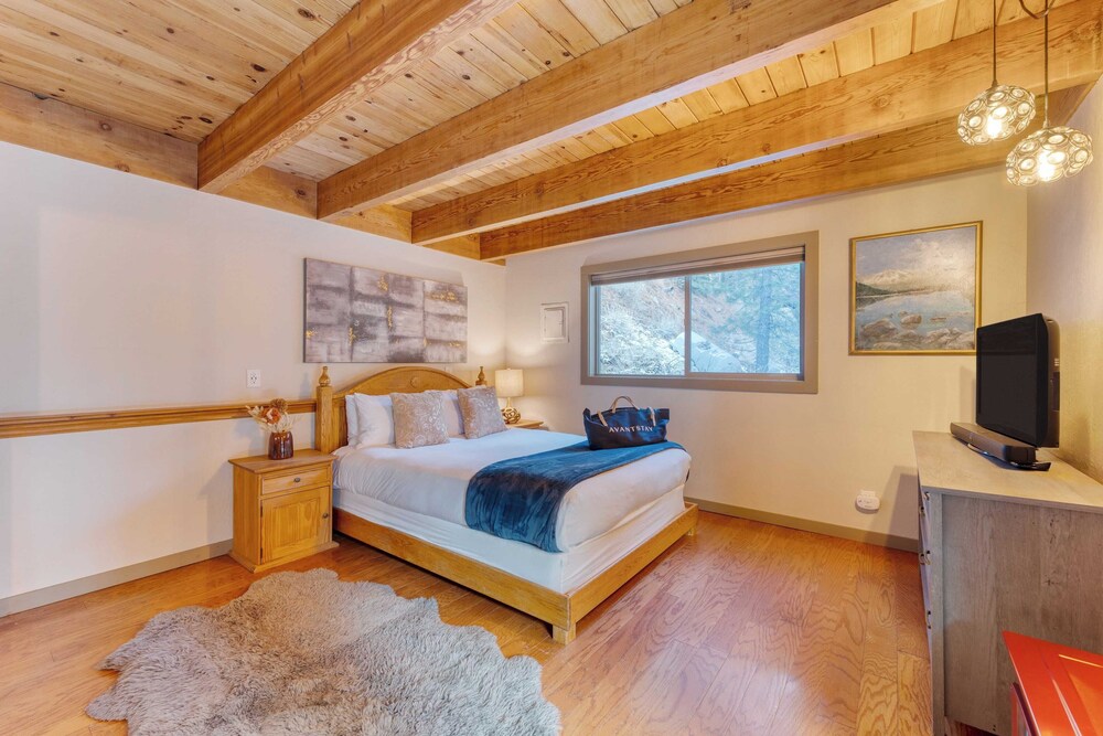 Jeffrey Pines Lofted Cabin, Minutes to Lake A-frame-inspired Design, Deck