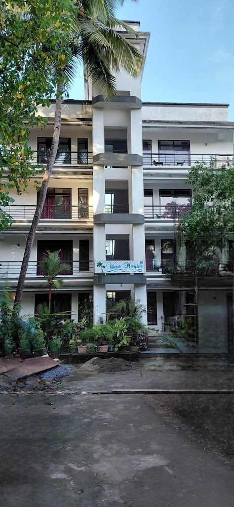 Wave Morjim Hotel