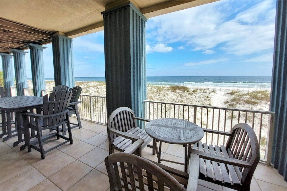 H Blue Atlantis 6 Bedroom Home by RedAwning