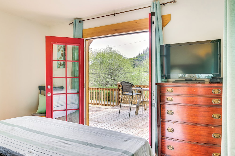 Salmon Return & Wildlife Roam: Ketchikan Getaway!