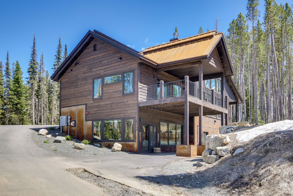 2 Mi to Big Sky Resort: Luxe Mtn-view Retreat!