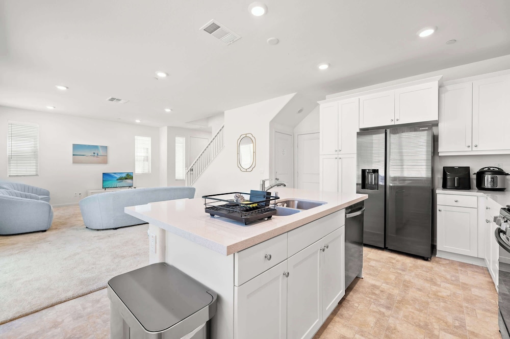 Sunny & Stylish Near LA 4BR Home w Desks & Lounge
