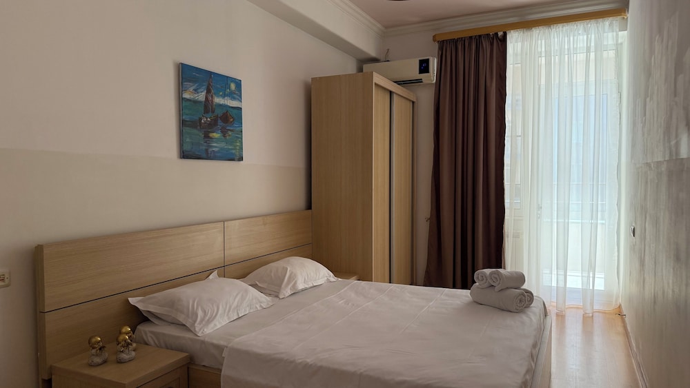 Comfortable apartments on Northern Avenue by Sweet Home