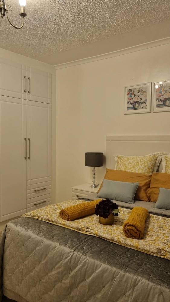 2br/cottage/swimming Pool/near Airport