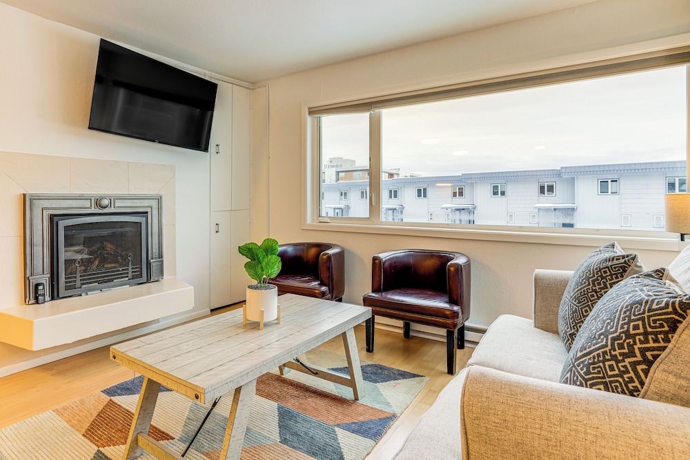 1 Mi to Dtwn: Cozy Condo in Anchorage!