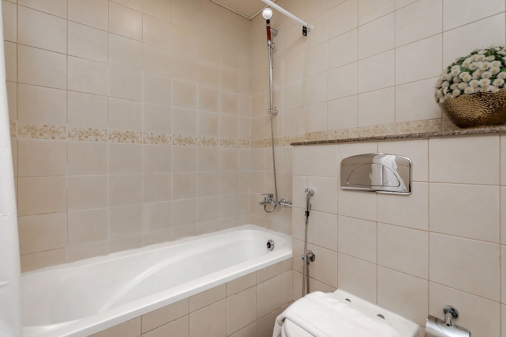 Handsome 1BR in Bay Central Tower