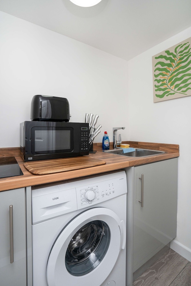 Modern 4 Bed House-free Parking