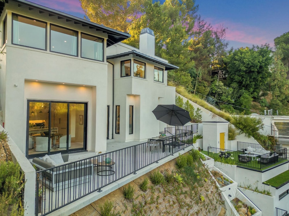 Belden Modern Villa - Iconic Hollywood Hills Retreat