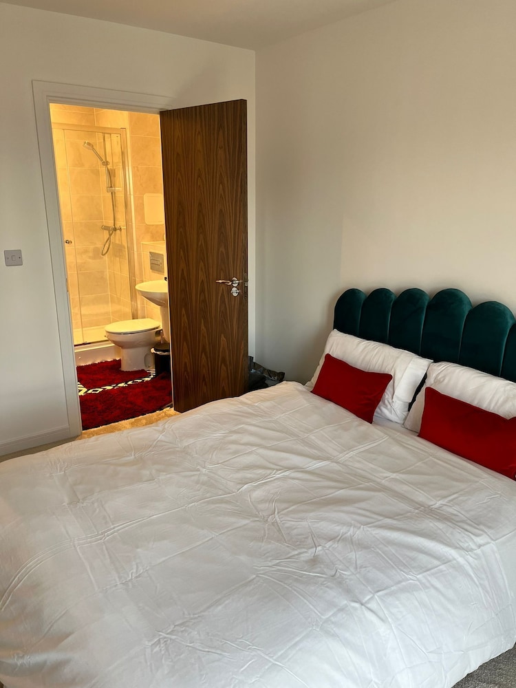 Luxury 2-bed Flat in Lakeside, West Thurrock view 3