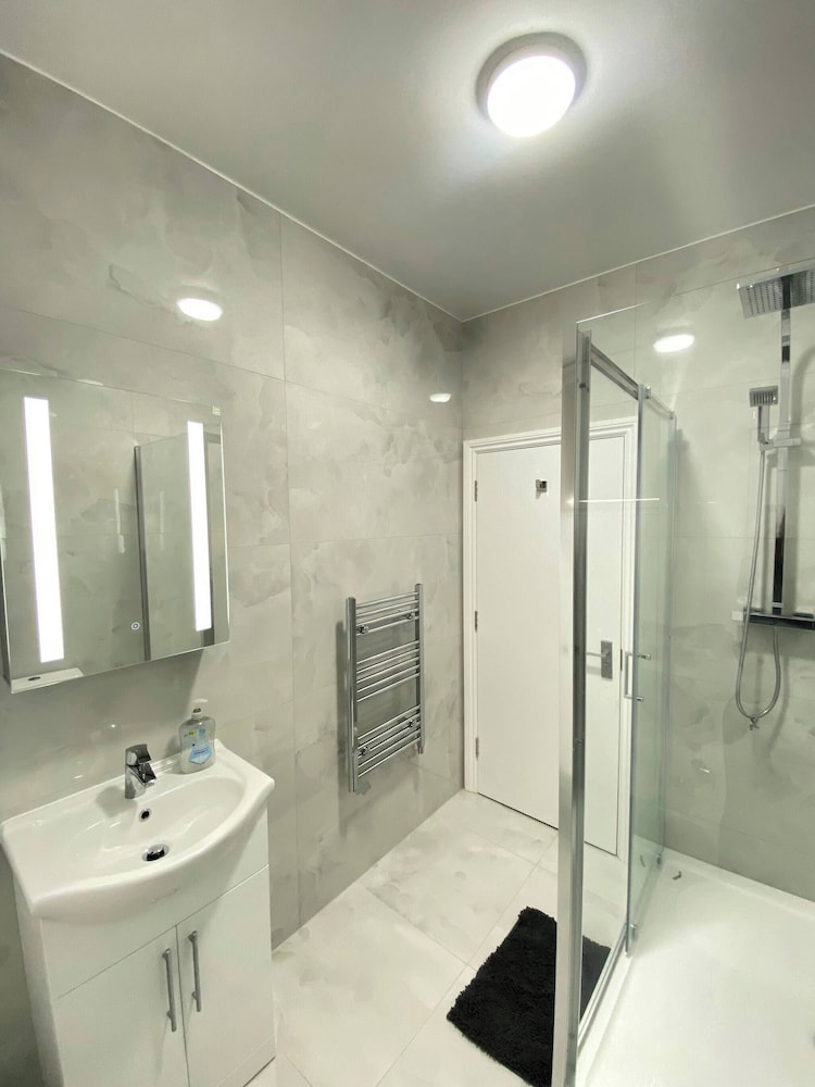 Charming Beckenham Apartment With Private Balcony