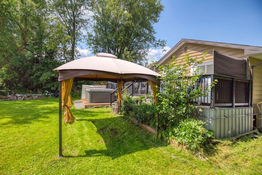 Waterfront Cottage w Swim Spa BBQ Close to Skiing
