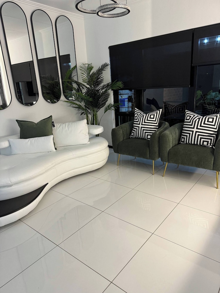 2 Bedroom Apartment Near Monte Casino