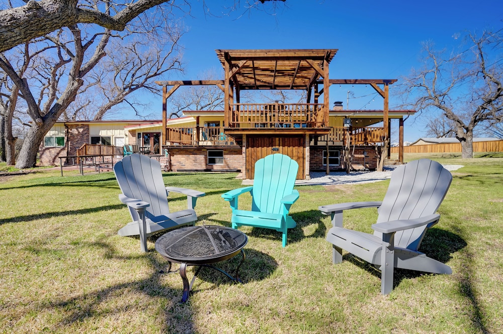 On-site River Access: Fishing Retreat in Granbury!