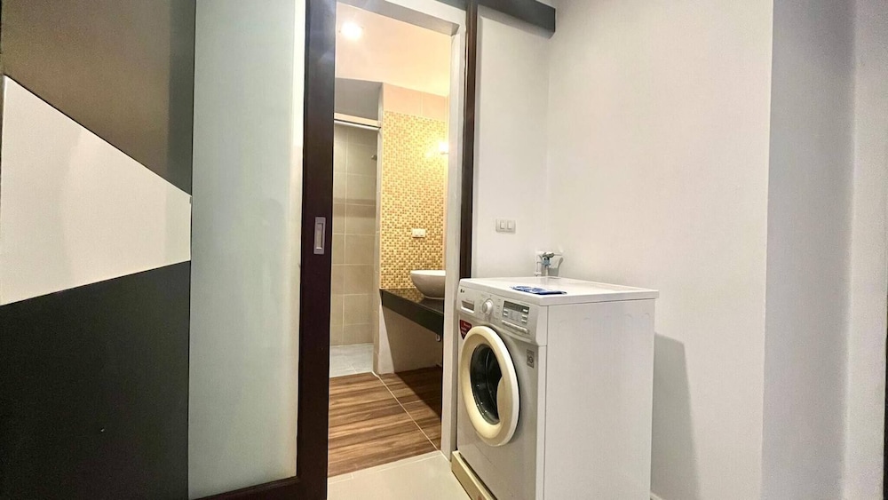6-15 - 1 Bdr Condo With Balcony and Shared Pool