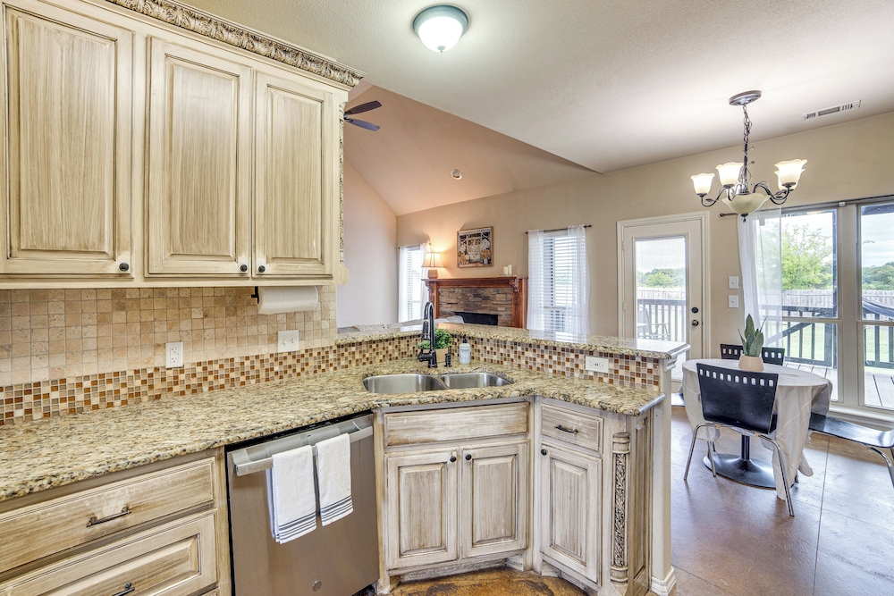 10 Mi to Lake Tawakoni: Family Wills Point Getaway