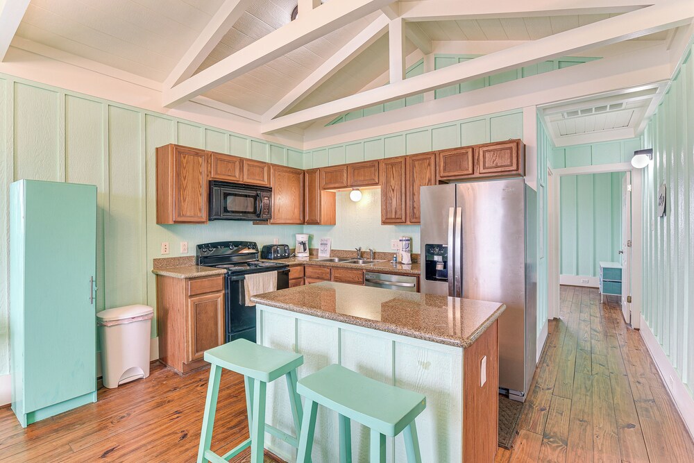 Walk to Beach: Home w/ Hot Tub & Deck in Gilchrist