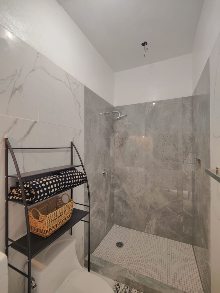 Beautiful 3bed 2bath new Home With Pool in Town
