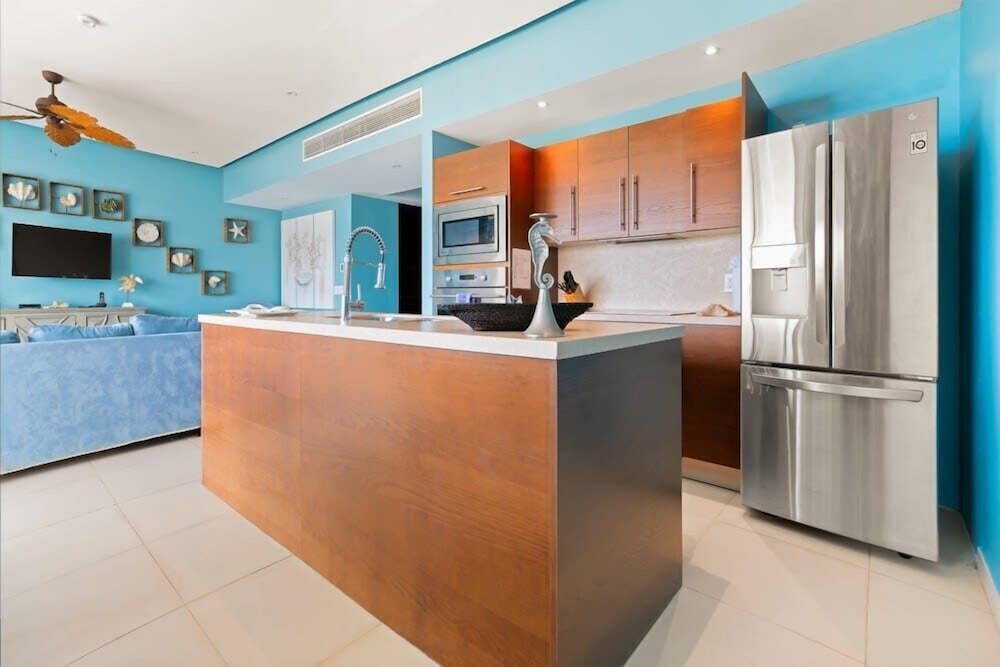 Oceanview 3BR Apt With Beach Access - Pool - Gym