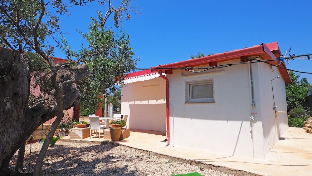 Villa Ulivo Sleeps 7 Garden Close to the sea