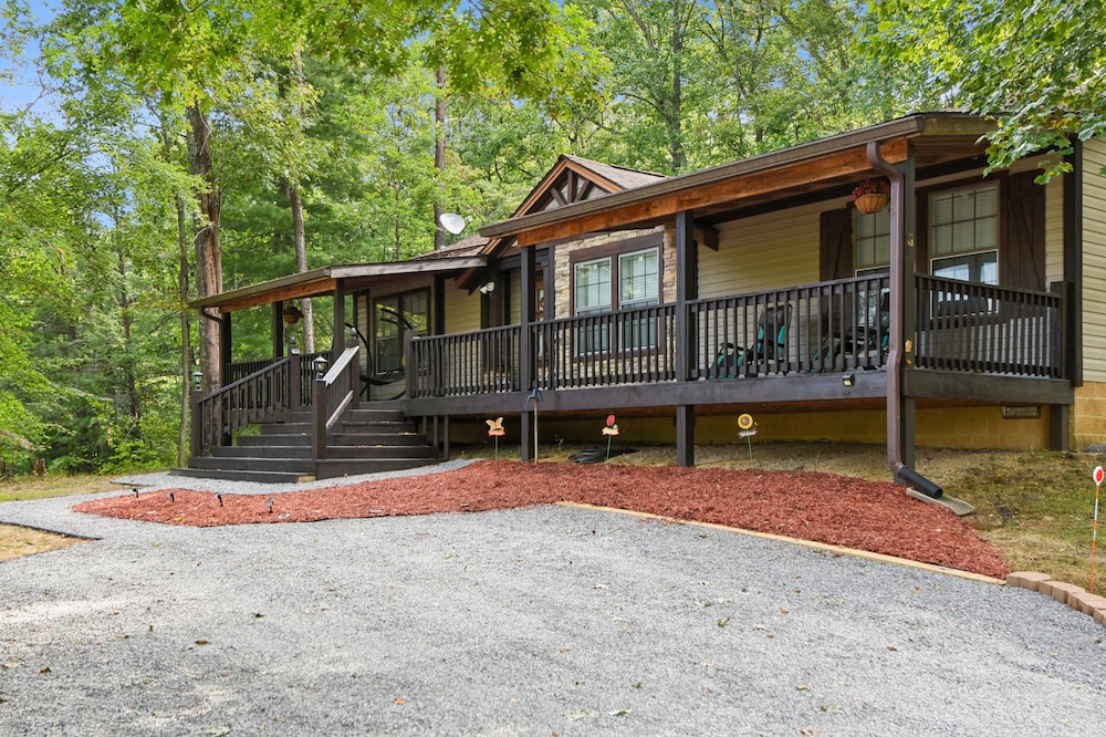 Cozy Cove Escape - Lakeside Retreat 3 Bedroom Cabin