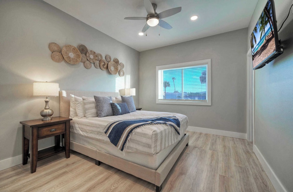 Steps to Sandfest 2 Condos in Beachfront Complex w/ Pool, Pickleball/tennis
